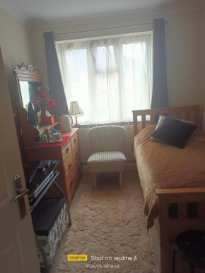 Goldy's place in E17 Room2